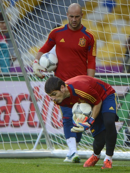 Những vẻ mặt trầm tư và đầy âu lo của các cầu thủ Tây Ban Nha trước trận chung kết EURO 2012 gặp Italia